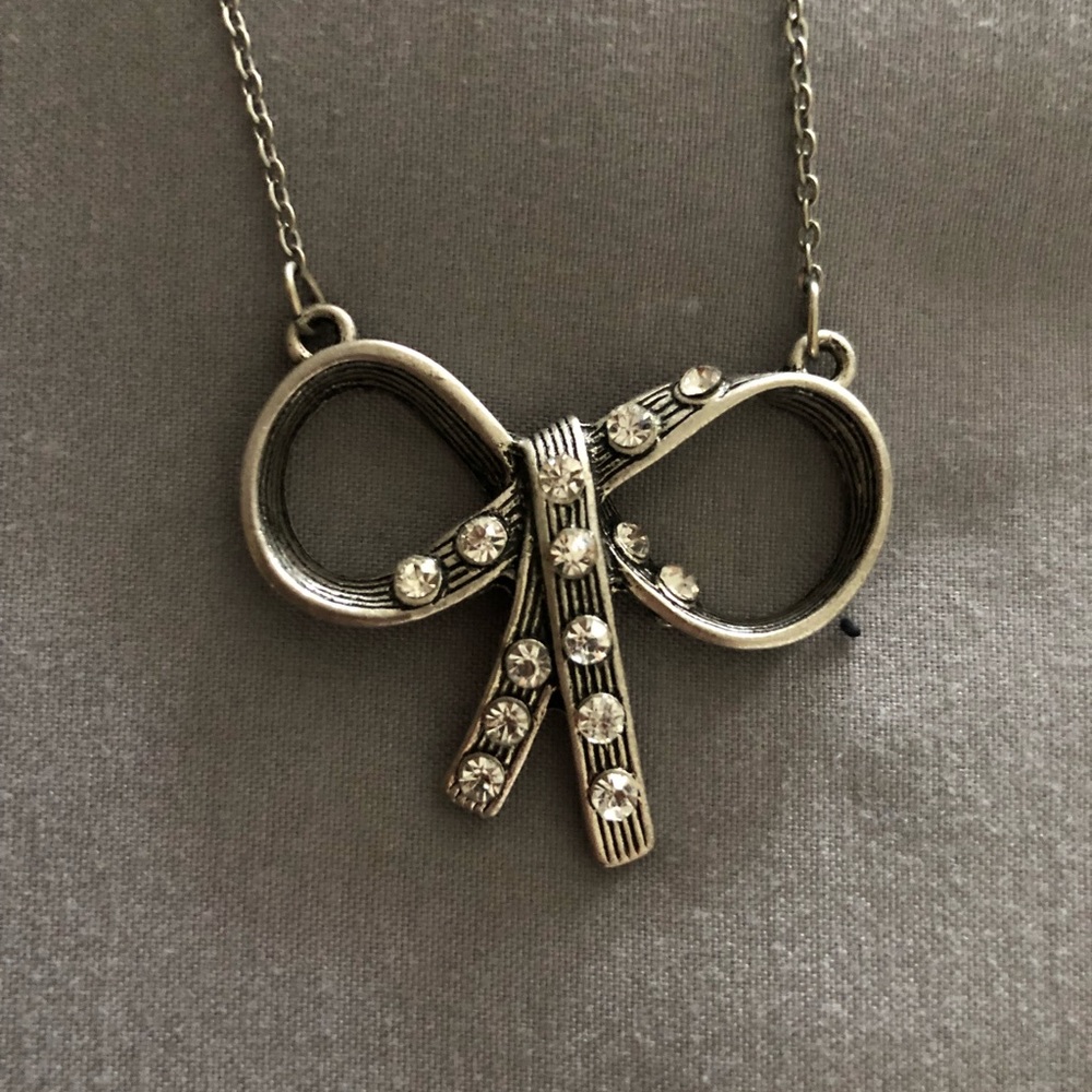Women’s Bow Necklace.